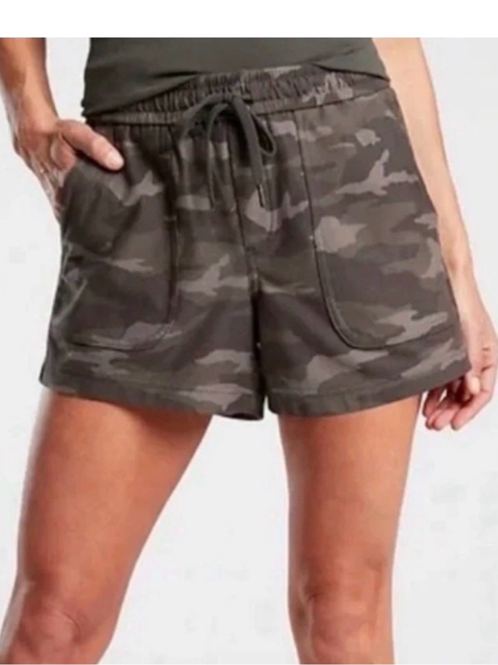 Athleta Women’s Camo Farallon Shorts Pockets Olive Green Size 14 Tall Workout